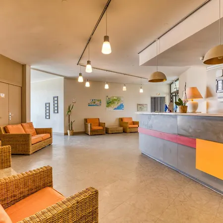 Le Murmure Pieds Dans L'eau 3*