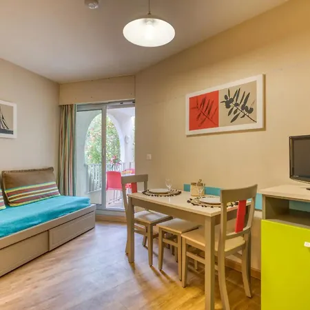 Le Murmure Pieds Dans L'eau