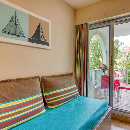 Le Murmure Pieds Dans L'eau 3*